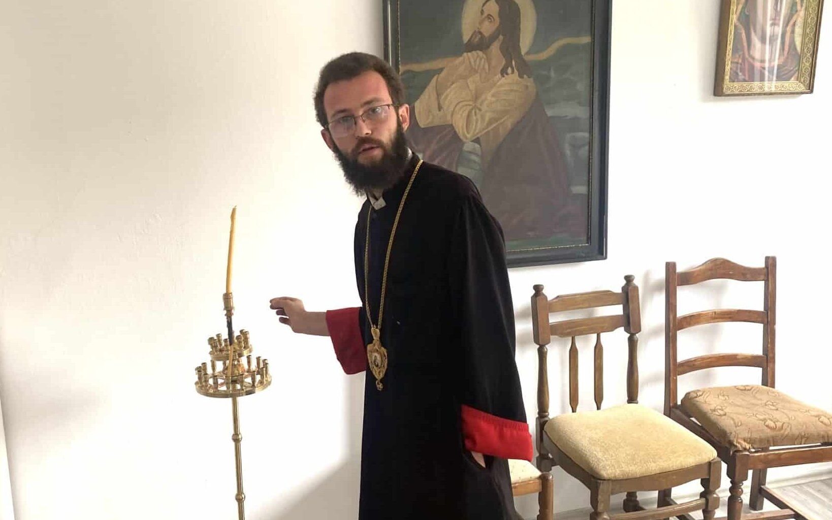 Nikola Džufka, u svešteničkim odeždama i sa naprsnim krstom po sopstvenom izboru