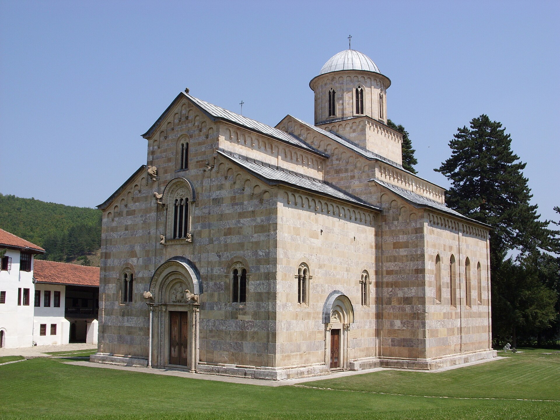 Spoljašnji pogled na crkvu manastira Visoki Dečani ispod pošumljenih obronaka Prokletija