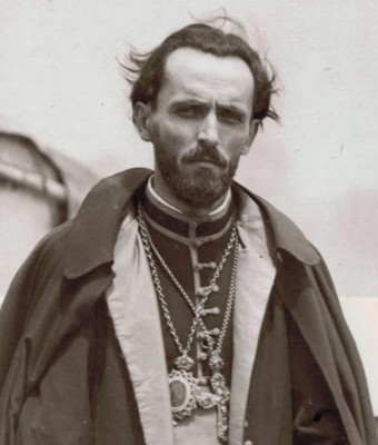 Episkop Mardarije Uskoković 1926. godine, čovek sa bradom u tamnoj mantiji i ogrtaču, sa panagijom i krstom na lancima